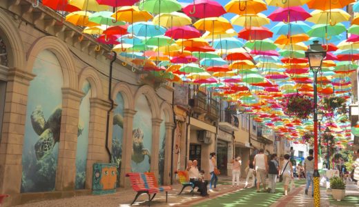 空一面をカラフルな傘で埋め尽くされた街、ポルトガルのアゲダを120％楽しむ方法