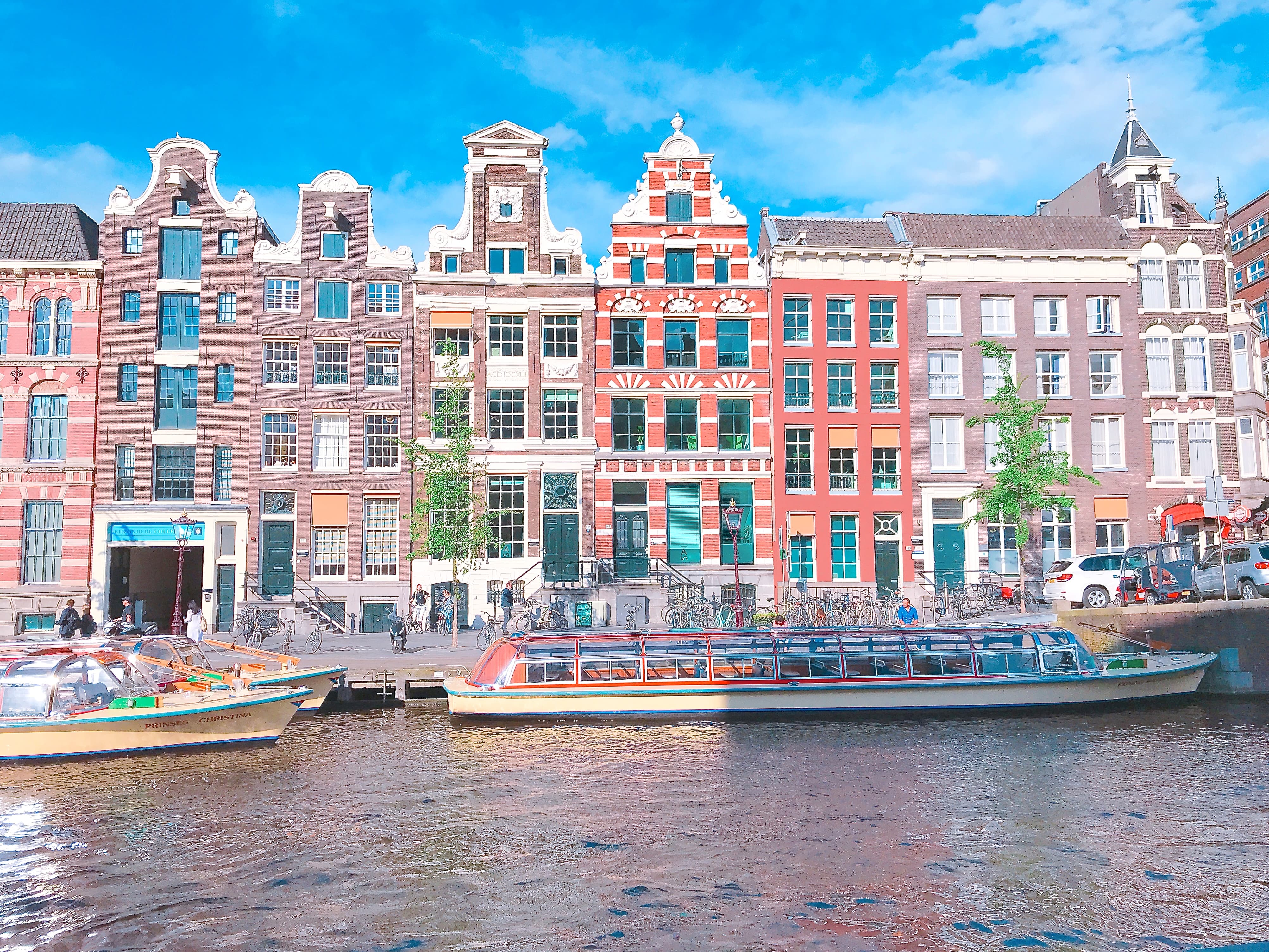 オランダらしい家が建ち並ぶ街並み アムステルダム オランダの写真素材 旅パレット