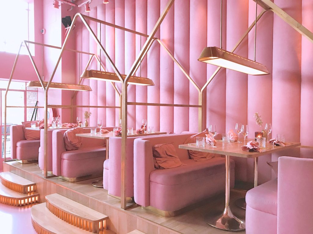 オランダ アムステルダムのピンク色のレストラン