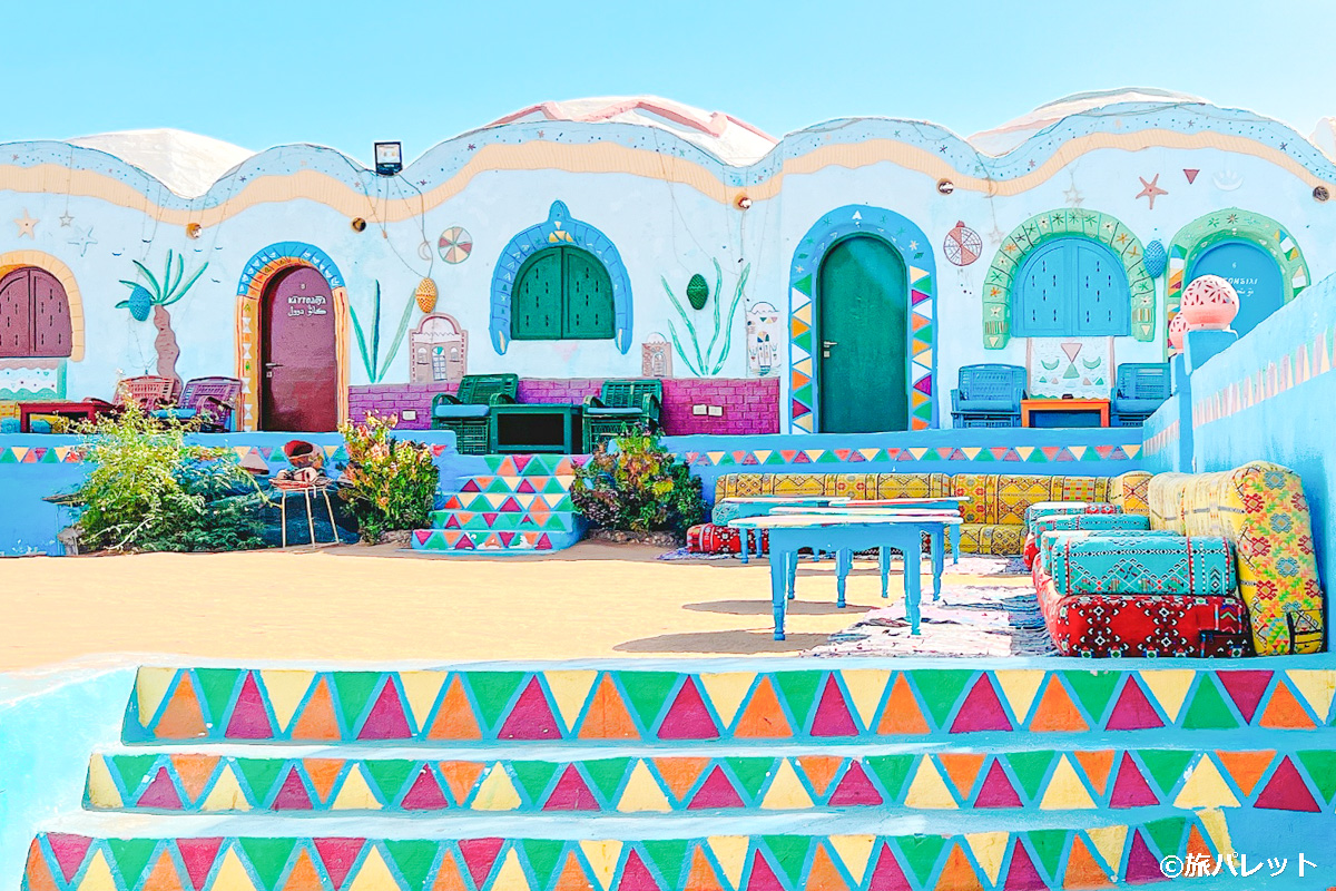 砂漠地帯に広がるポップな建物が可愛い♡エジプトのヌビア村 | 旅パレット 